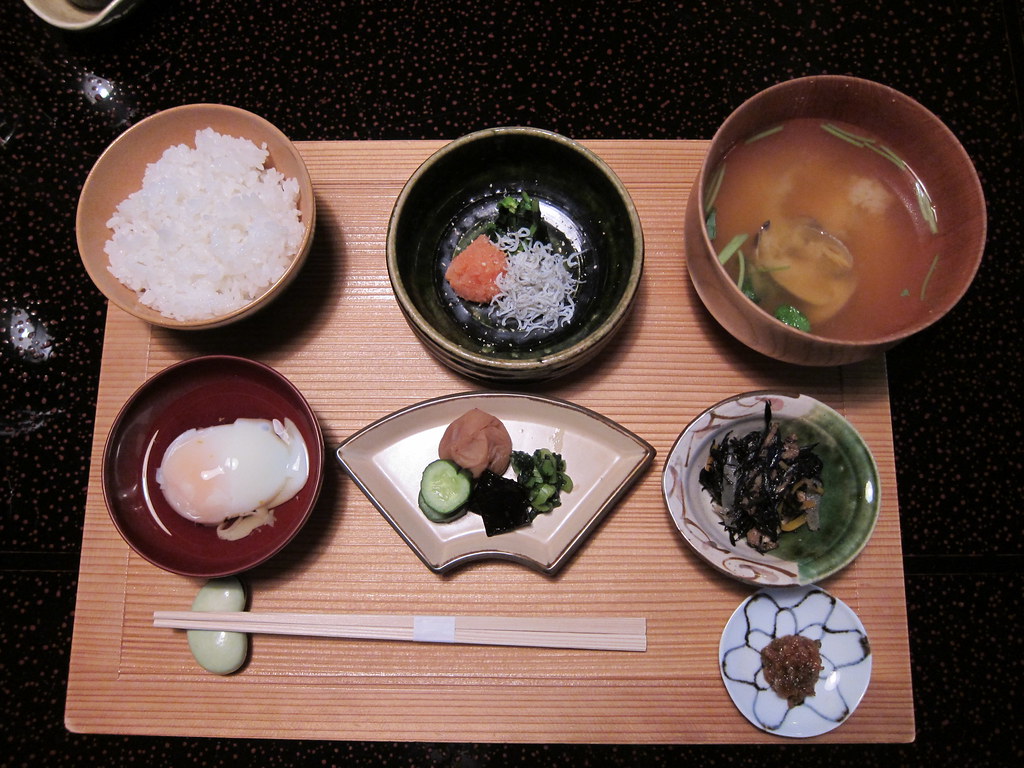 ご飯、味噌汁、焼き魚、小鉢が並ぶ和食の朝ごはん
