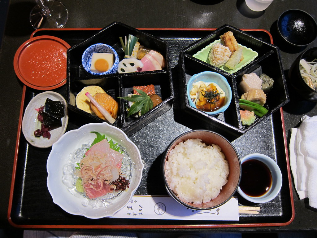 松花堂弁当（四つに仕切られた器に盛られた和食）