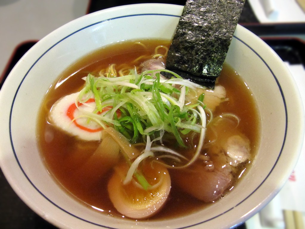 のり、ゆで卵、ネギをのせた醤油ラーメン
