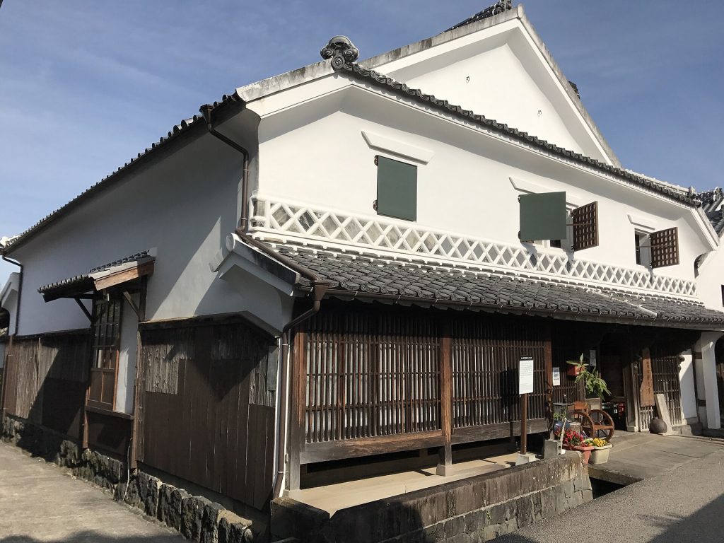 白壁の土蔵が残る醤油醸造元（和歌山県有田郡）