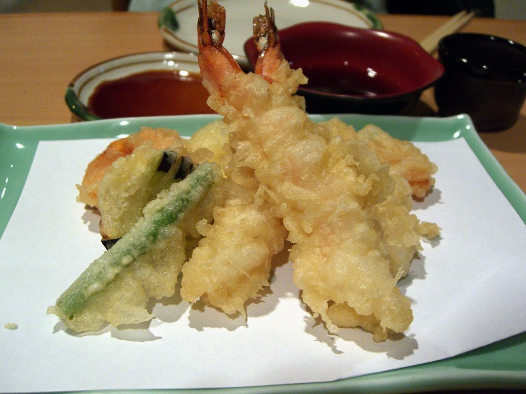 和紙の上に盛られたエビと野菜の天ぷら