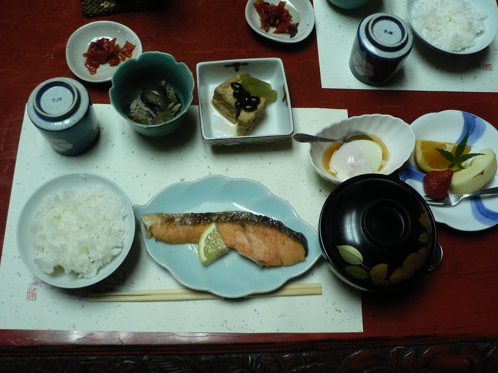 ご飯、味噌汁、焼き鮭、小鉢が並ぶ和定食